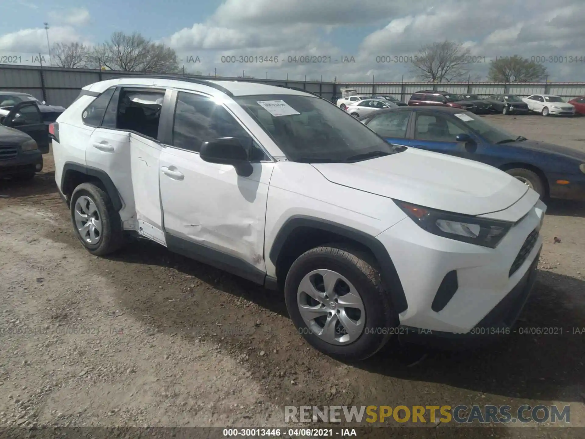 1 Photograph of a damaged car 2T3H1RFV6KW003264 TOYOTA RAV4 2019