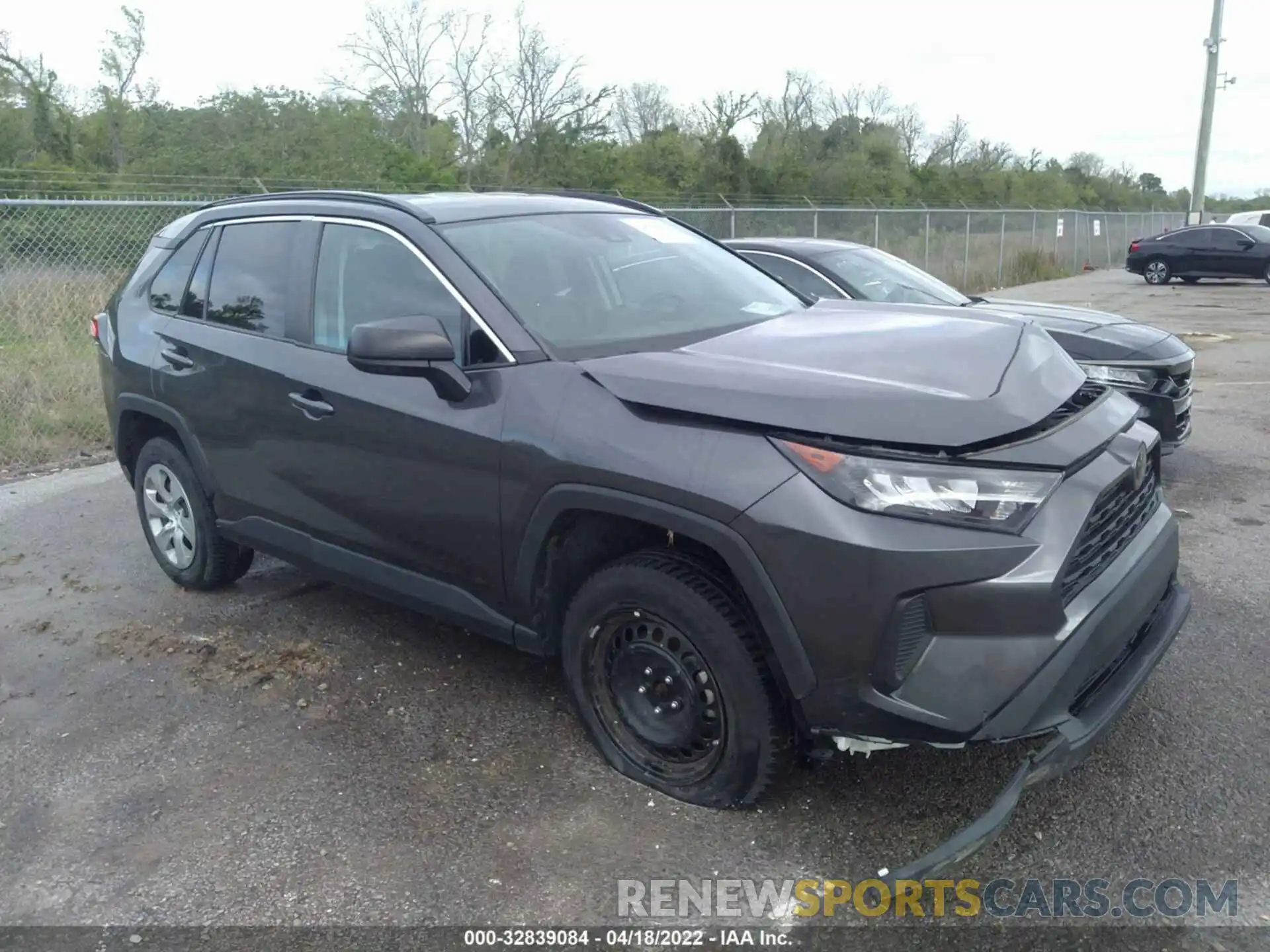 1 Photograph of a damaged car 2T3H1RFV6KW008447 TOYOTA RAV4 2019