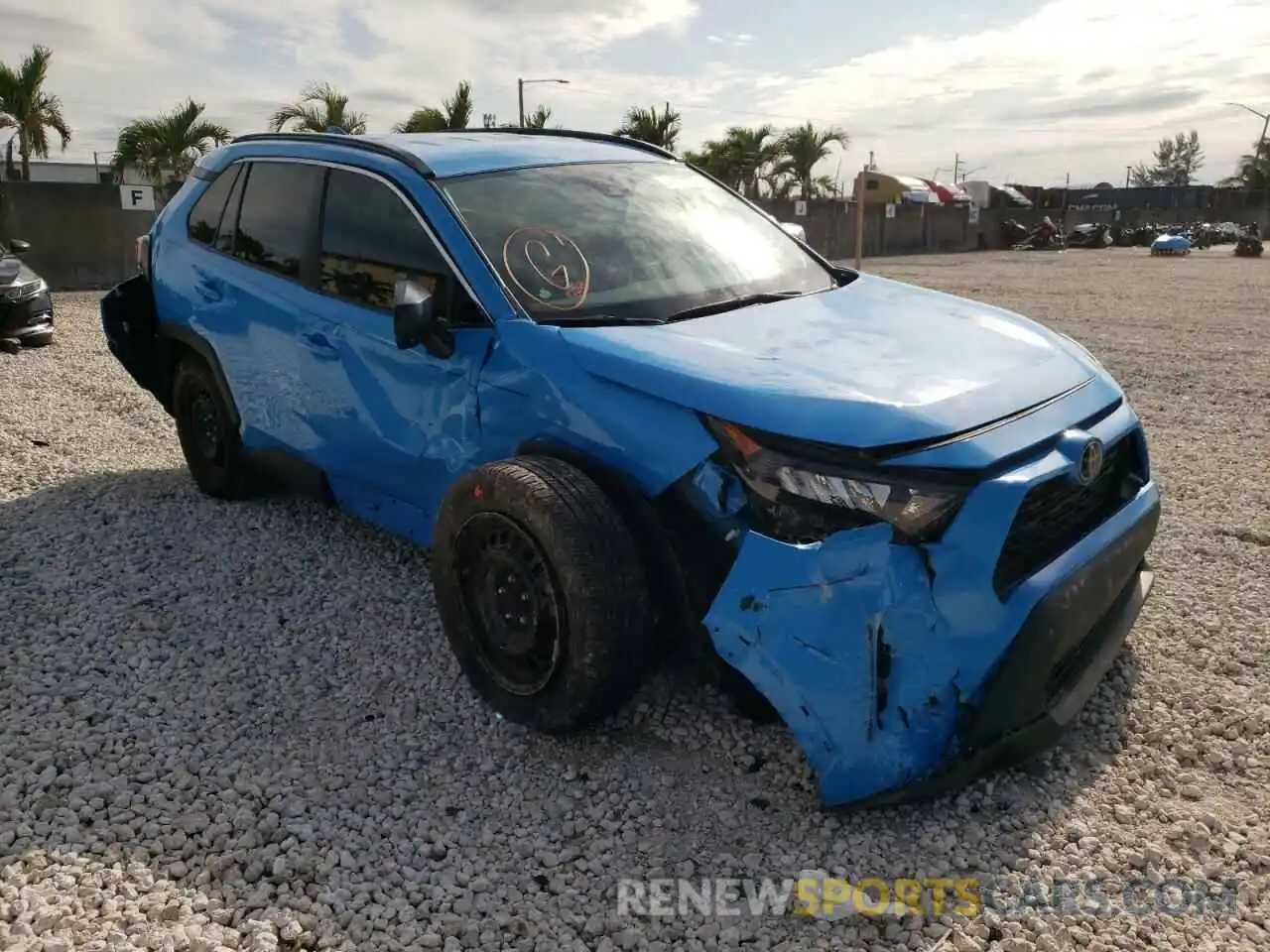 1 Photograph of a damaged car 2T3H1RFV6KW012983 TOYOTA RAV4 2019