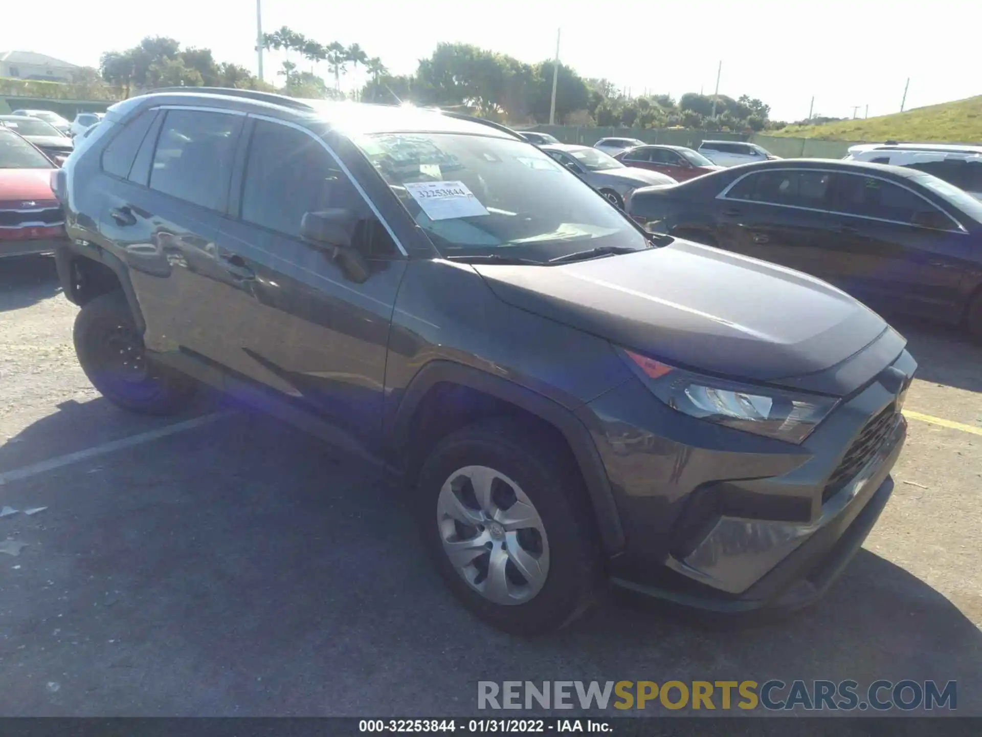 1 Photograph of a damaged car 2T3H1RFV6KW040511 TOYOTA RAV4 2019