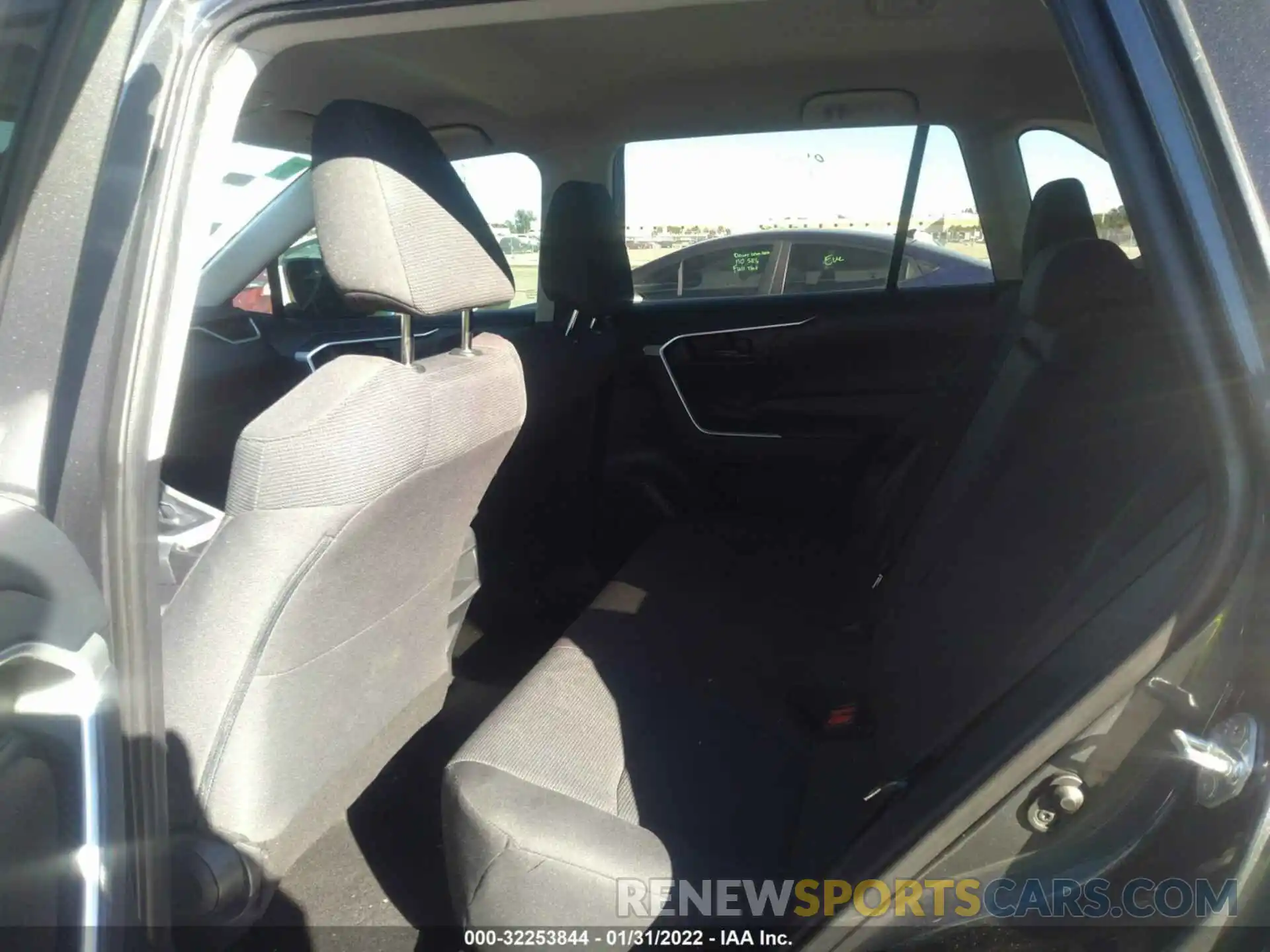 8 Photograph of a damaged car 2T3H1RFV6KW040511 TOYOTA RAV4 2019