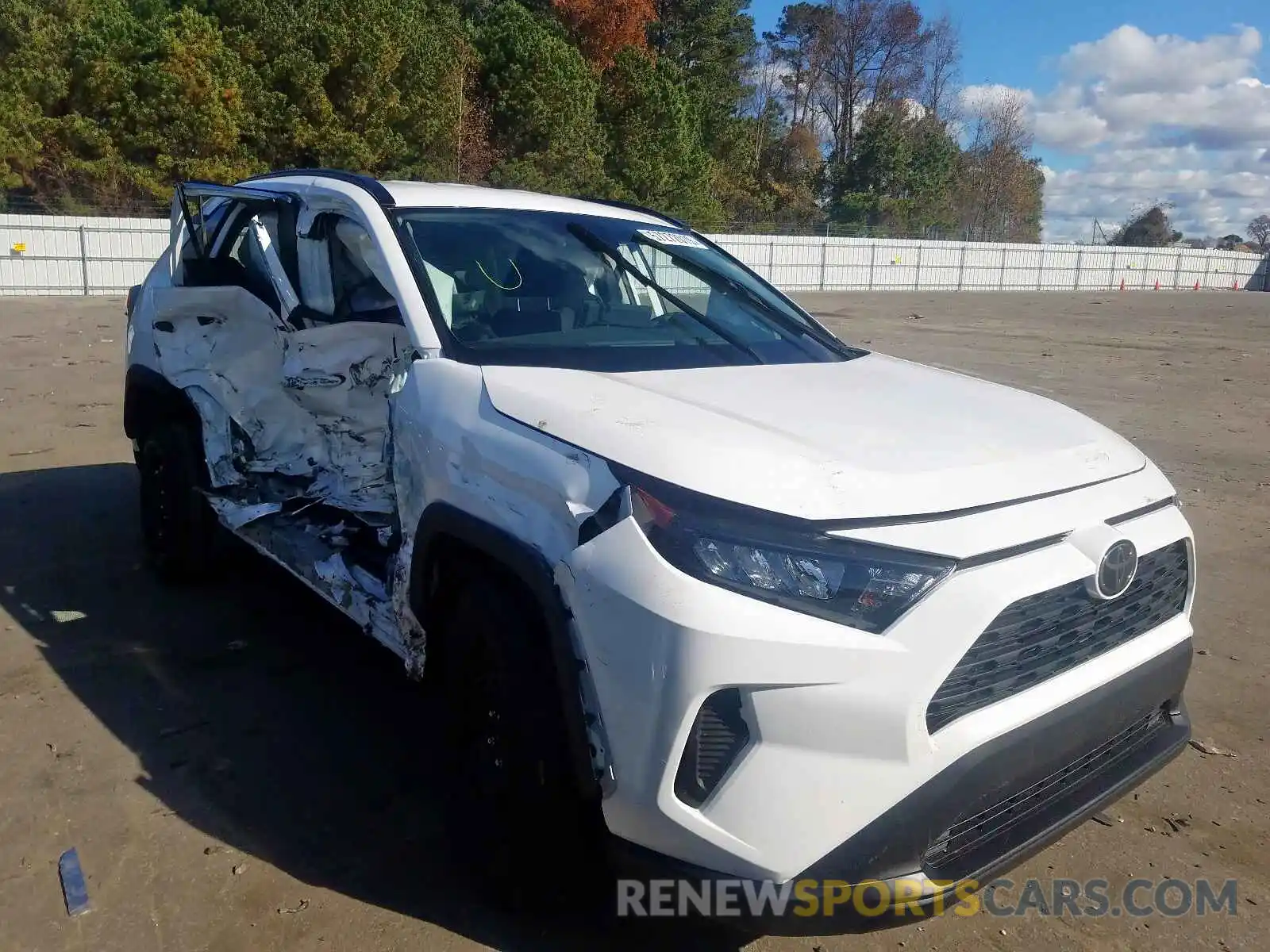 1 Photograph of a damaged car 2T3H1RFV6KW051282 TOYOTA RAV4 2019