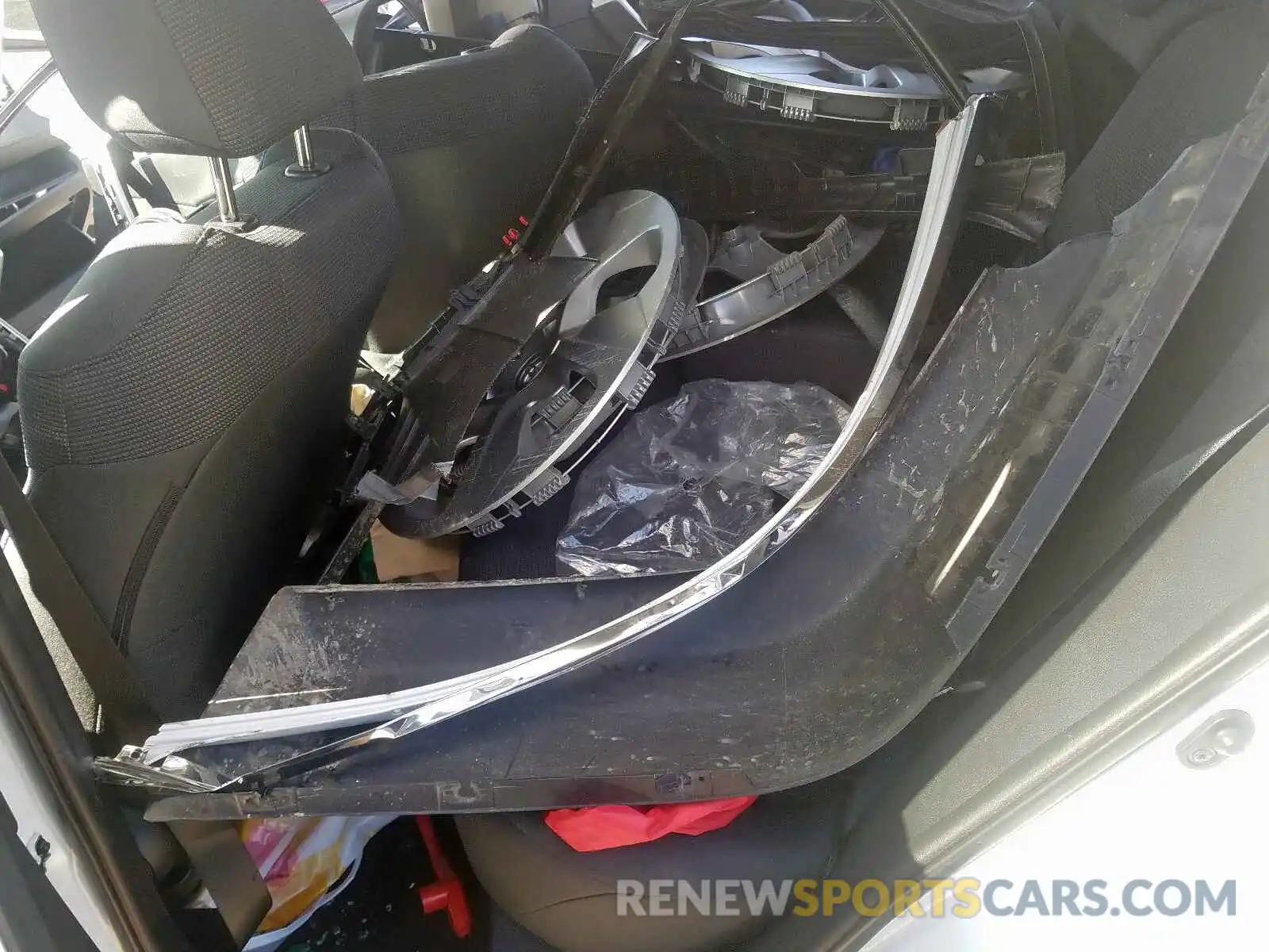 6 Photograph of a damaged car 2T3H1RFV6KW051282 TOYOTA RAV4 2019