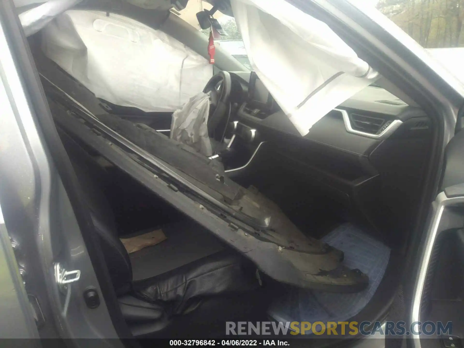 5 Photograph of a damaged car 2T3H1RFV7KC007521 TOYOTA RAV4 2019