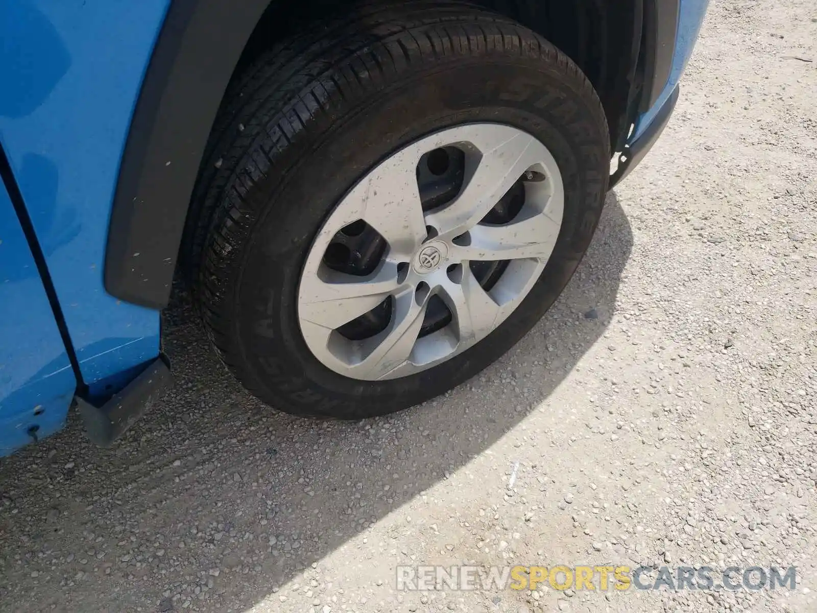 9 Photograph of a damaged car 2T3H1RFV7KW027542 TOYOTA RAV4 2019