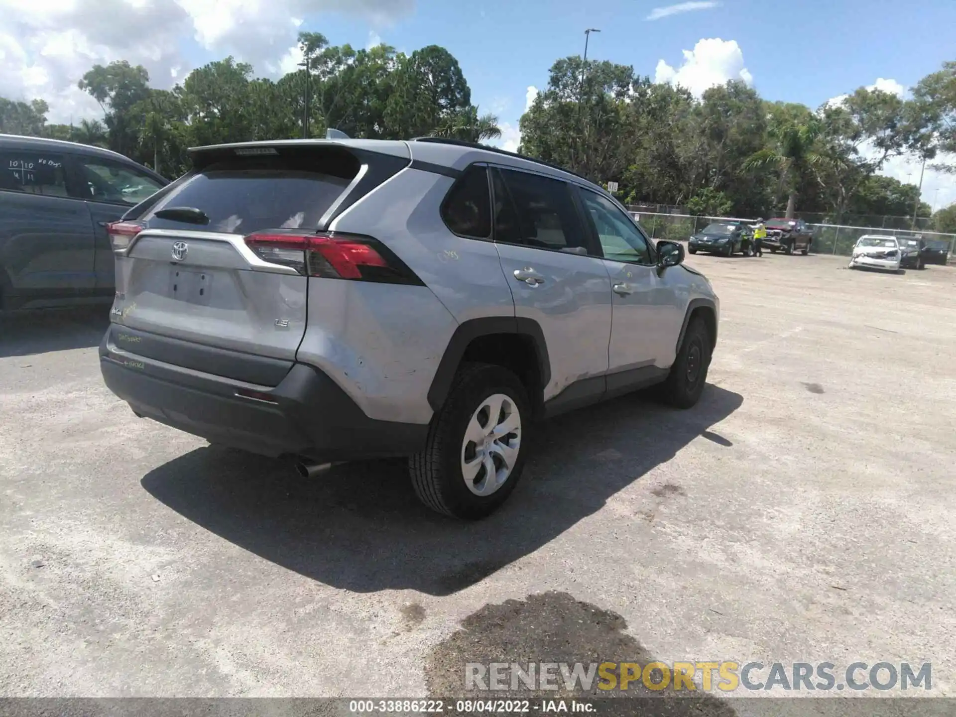 4 Photograph of a damaged car 2T3H1RFV7KW028271 TOYOTA RAV4 2019