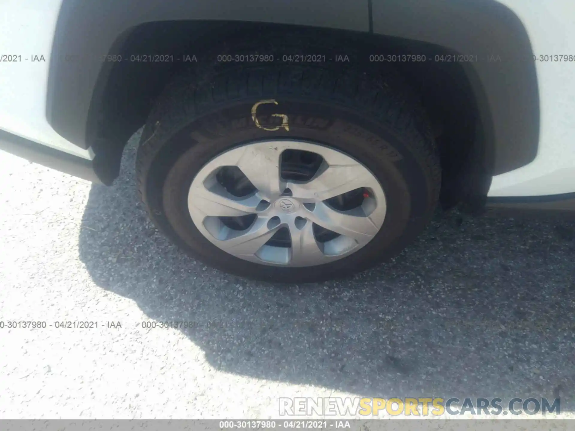 15 Photograph of a damaged car 2T3H1RFV7KW032675 TOYOTA RAV4 2019