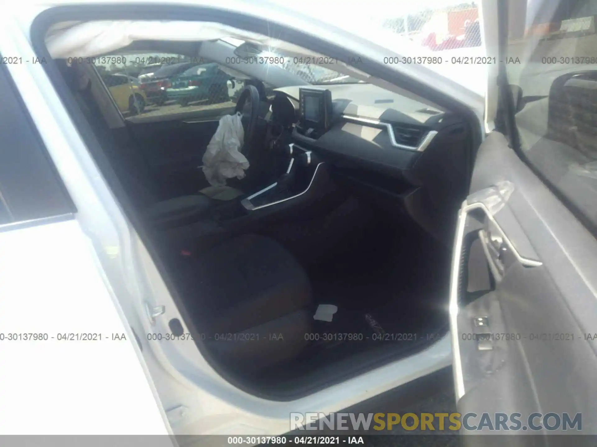 5 Photograph of a damaged car 2T3H1RFV7KW032675 TOYOTA RAV4 2019