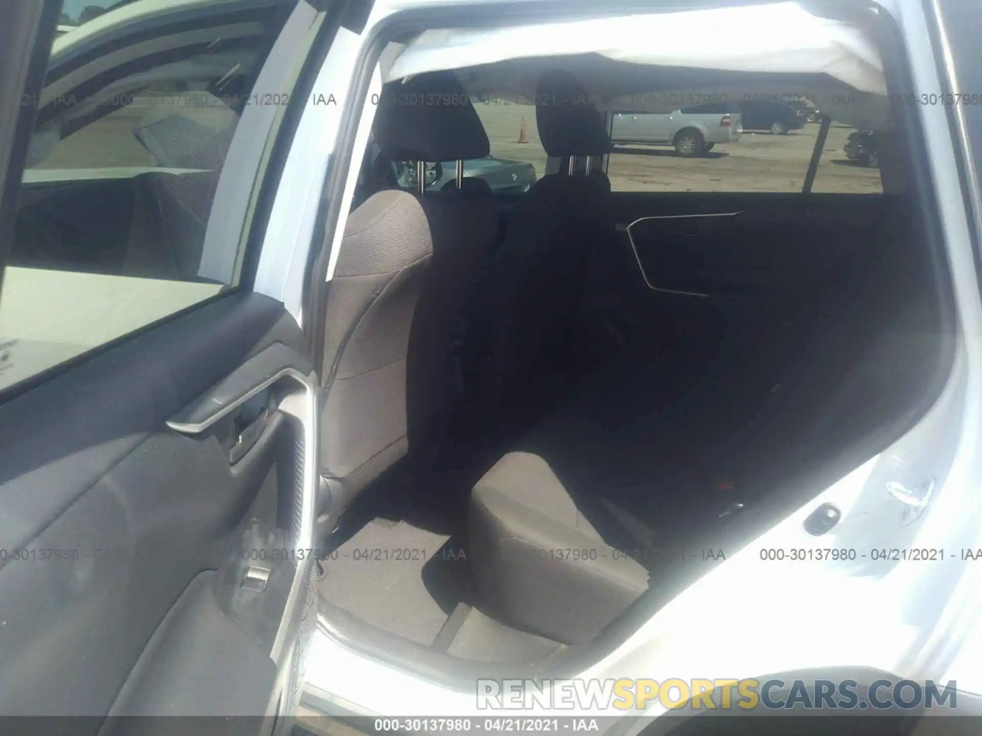 8 Photograph of a damaged car 2T3H1RFV7KW032675 TOYOTA RAV4 2019