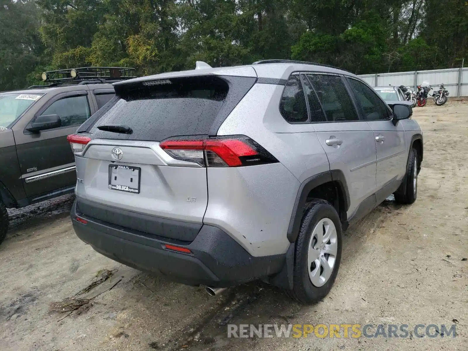 4 Photograph of a damaged car 2T3H1RFV7KW040873 TOYOTA RAV4 2019