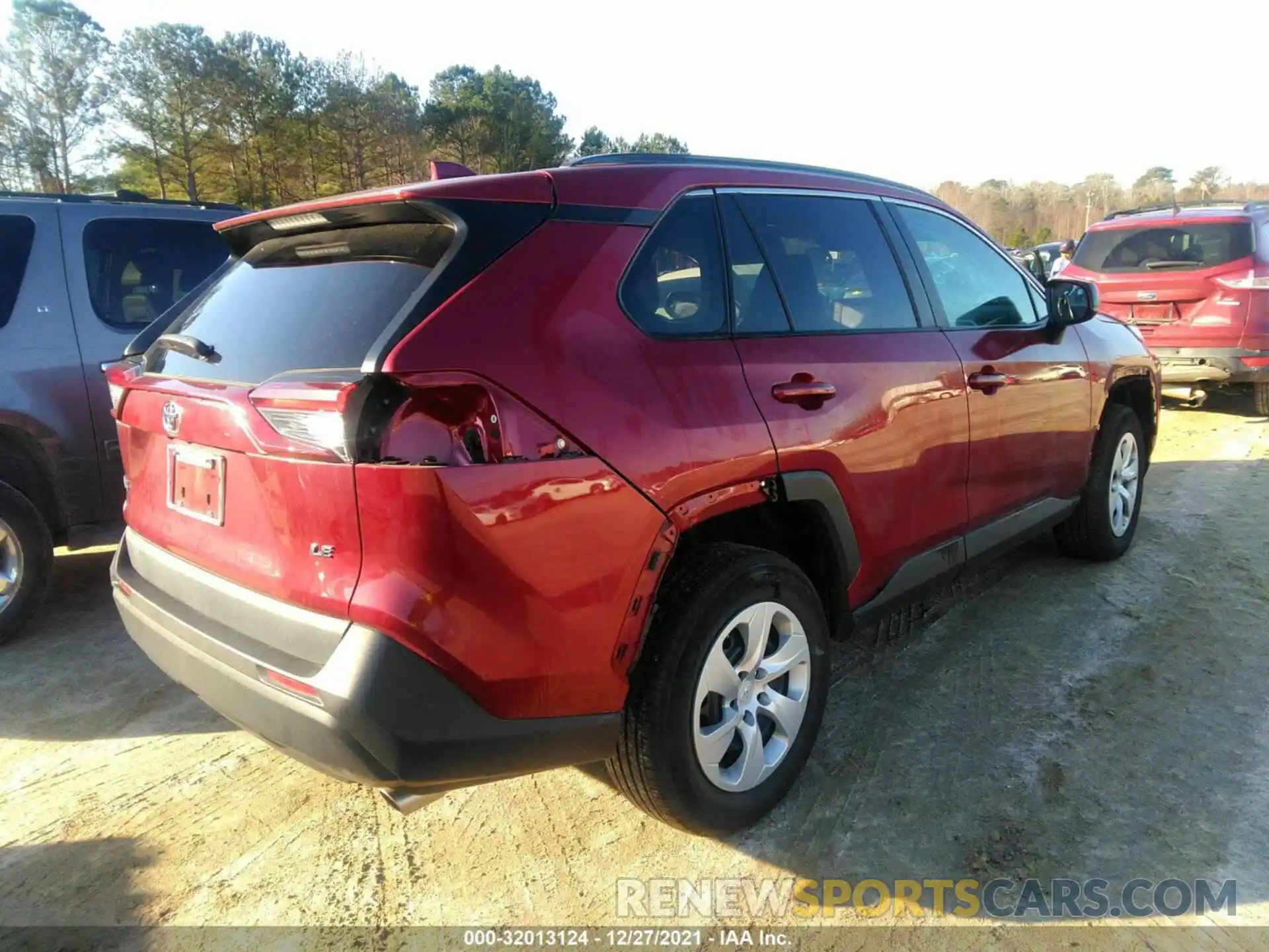 4 Photograph of a damaged car 2T3H1RFV7KW042543 TOYOTA RAV4 2019