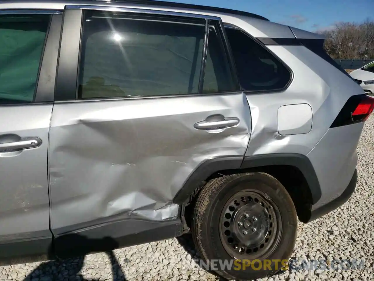 9 Photograph of a damaged car 2T3H1RFV7KW042851 TOYOTA RAV4 2019