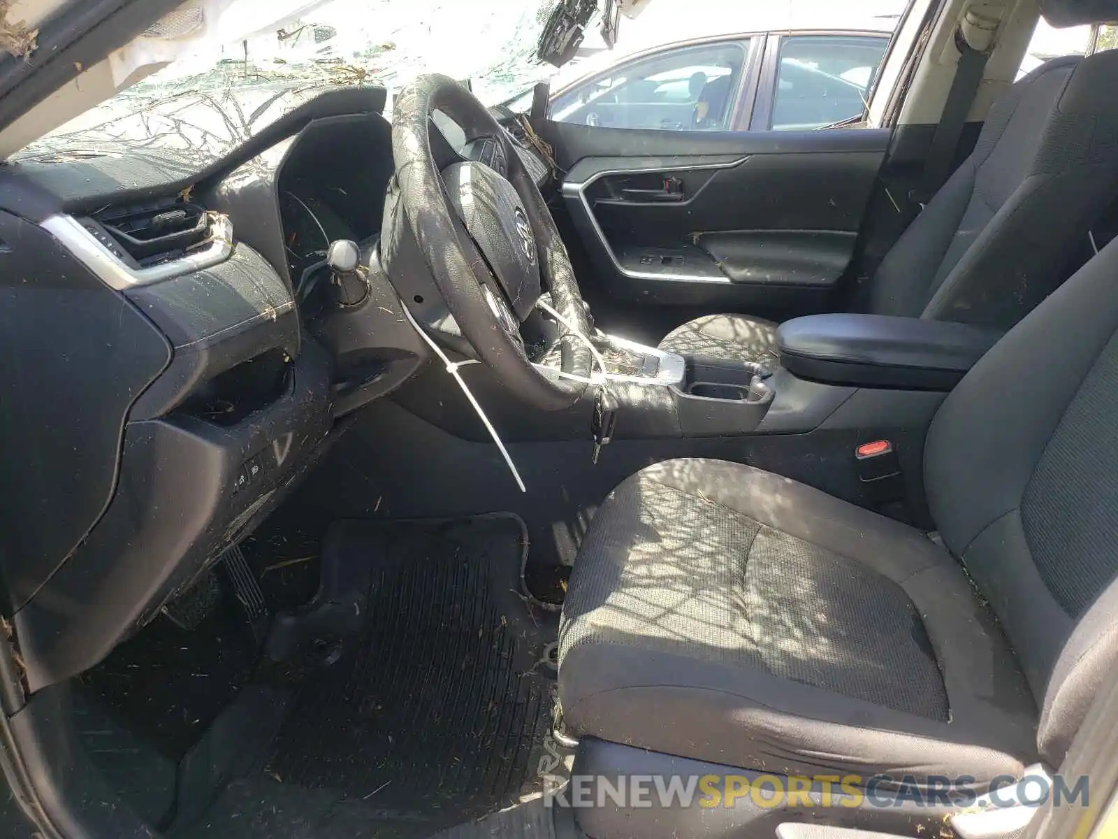 5 Photograph of a damaged car 2T3H1RFV8KW003833 TOYOTA RAV4 2019