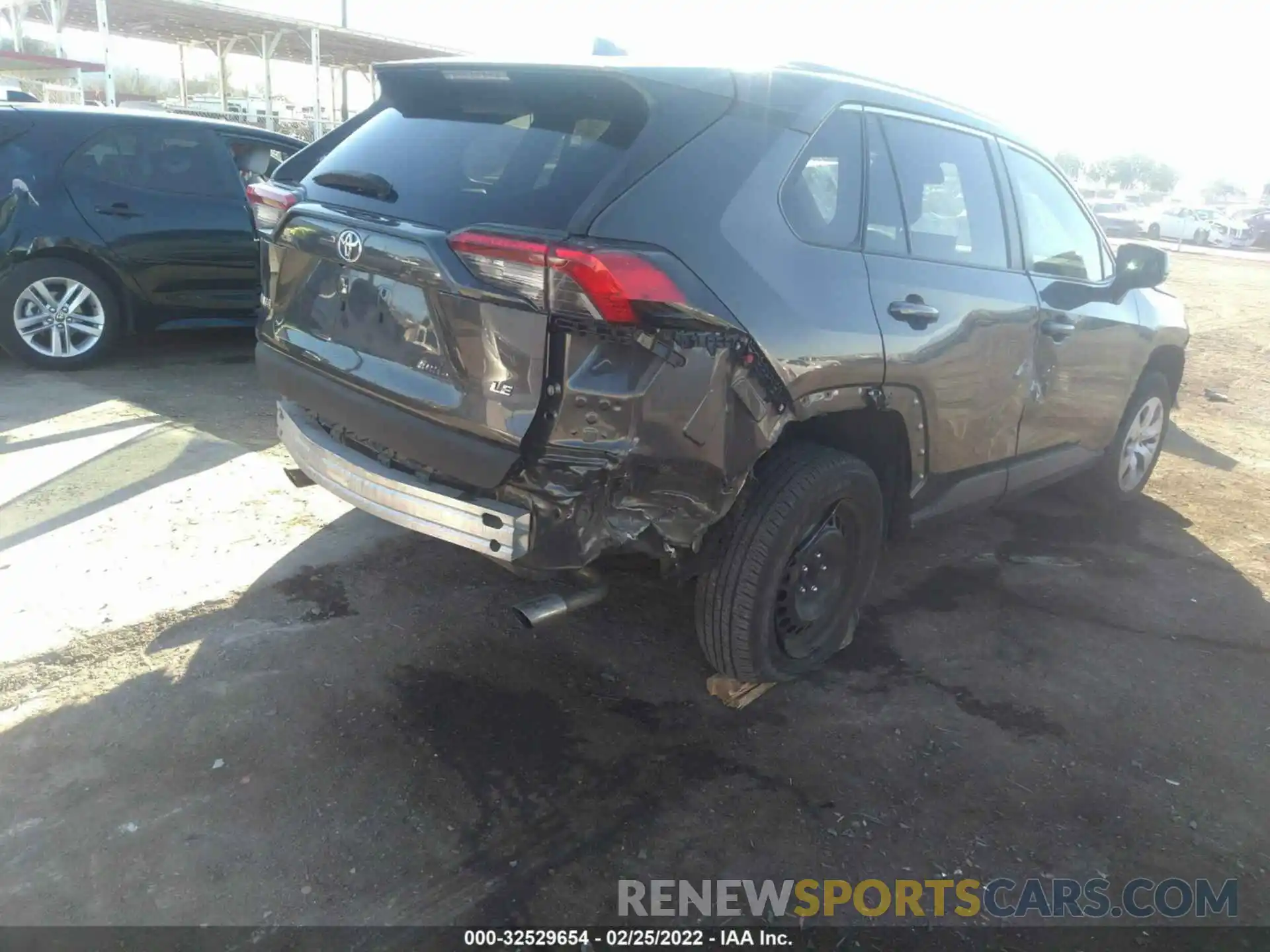 4 Photograph of a damaged car 2T3H1RFV8KW006554 TOYOTA RAV4 2019