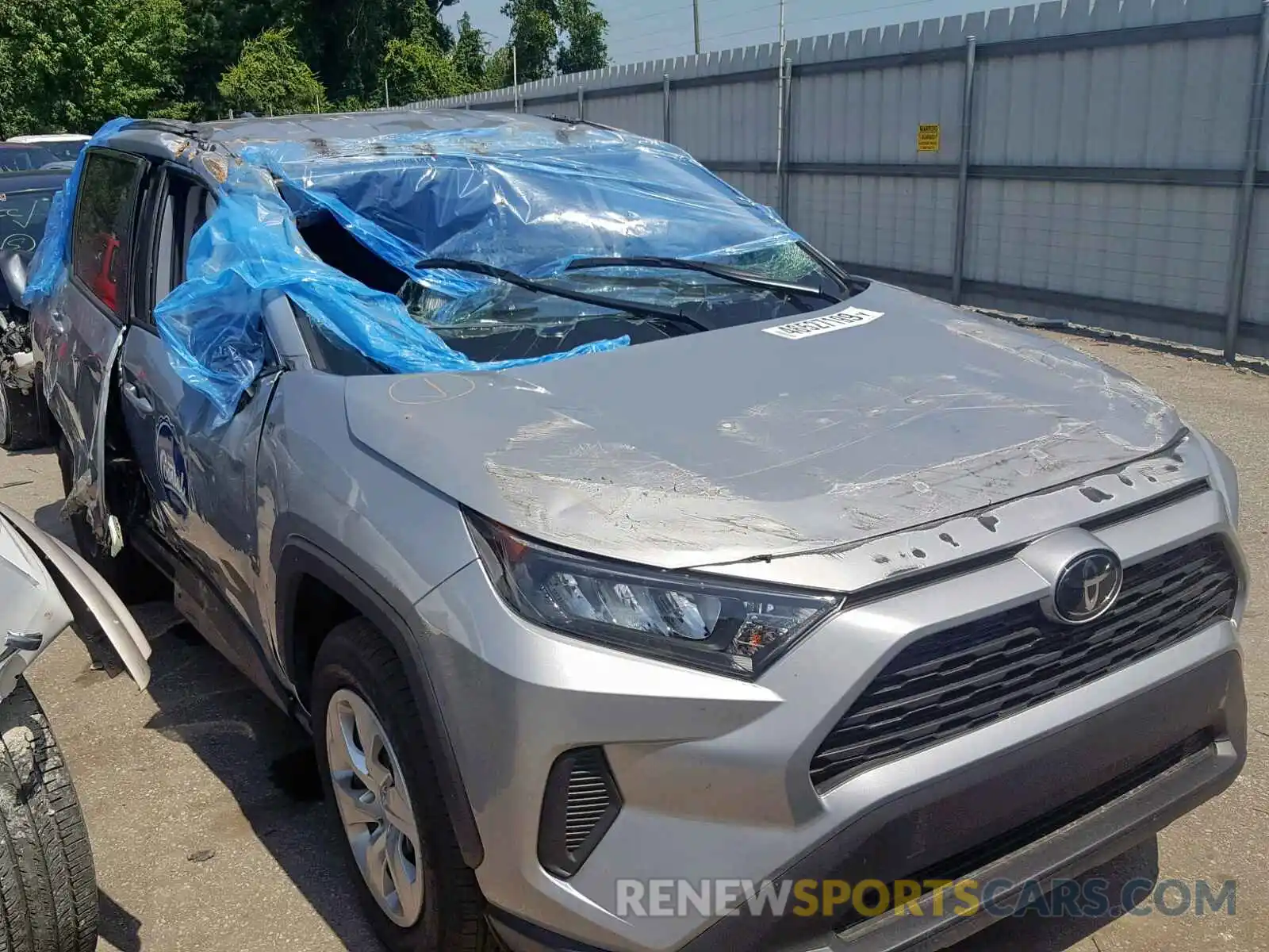 1 Photograph of a damaged car 2T3H1RFV8KW018249 TOYOTA RAV4 2019