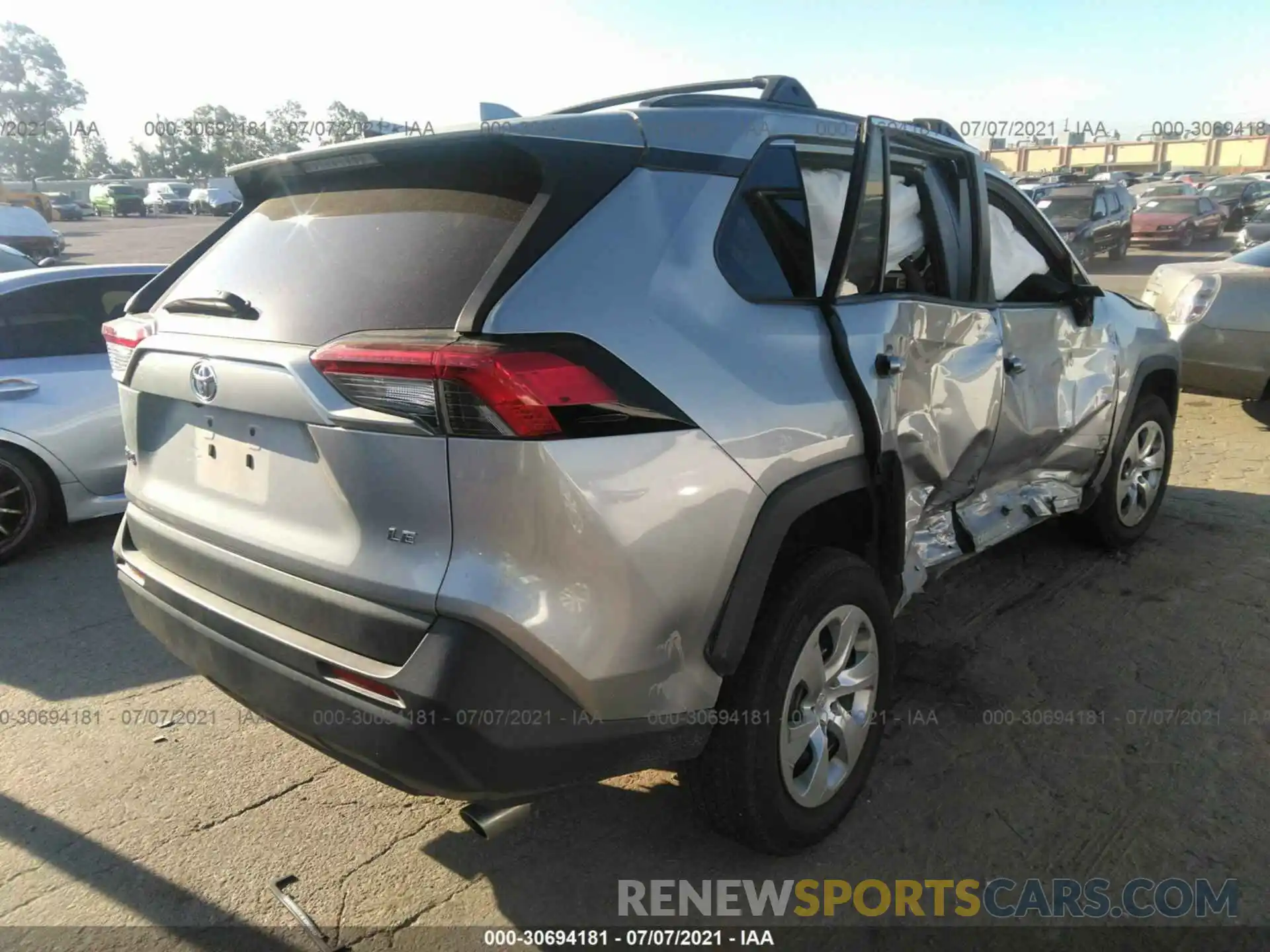 4 Photograph of a damaged car 2T3H1RFV8KW025931 TOYOTA RAV4 2019