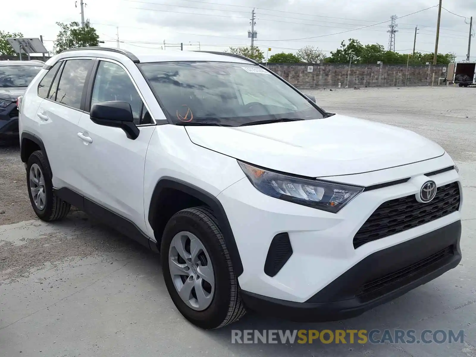 1 Photograph of a damaged car 2T3H1RFV8KW036251 TOYOTA RAV4 2019