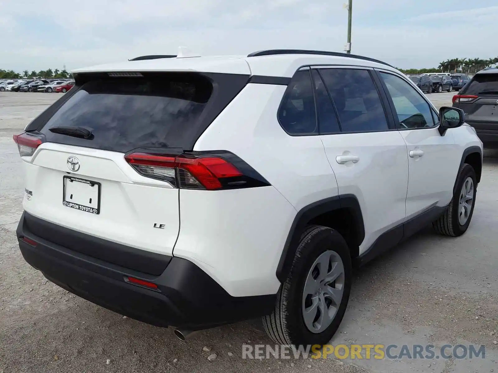 4 Photograph of a damaged car 2T3H1RFV8KW036251 TOYOTA RAV4 2019