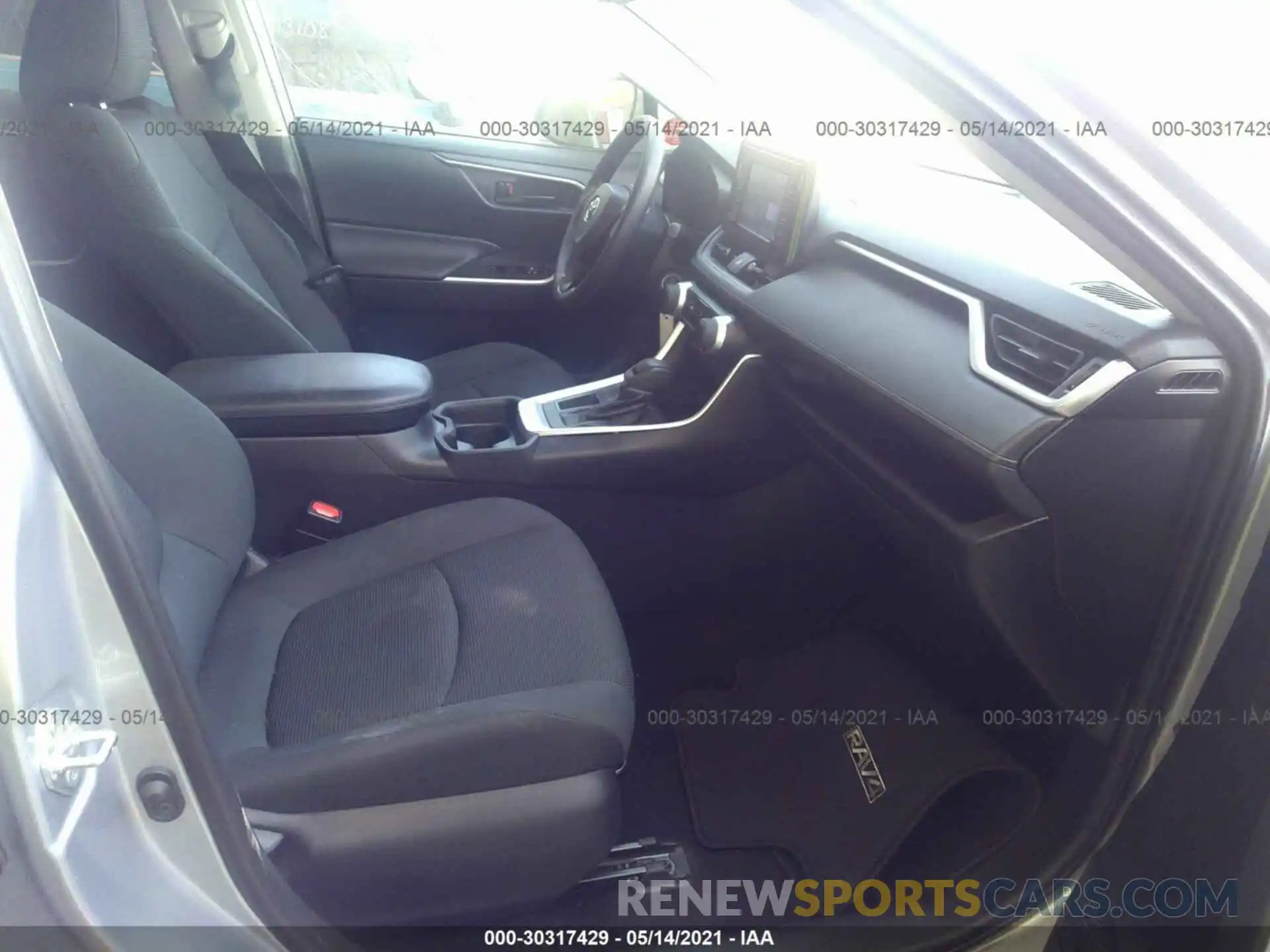 5 Photograph of a damaged car 2T3H1RFV8KW040770 TOYOTA RAV4 2019