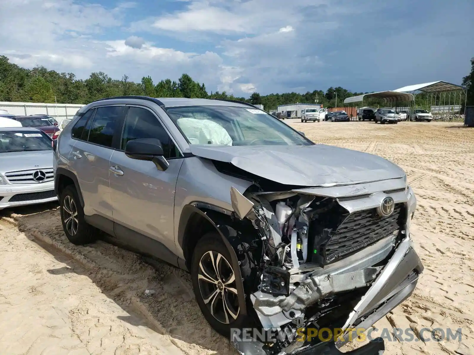 1 Photograph of a damaged car 2T3H1RFV8KW052157 TOYOTA RAV4 2019