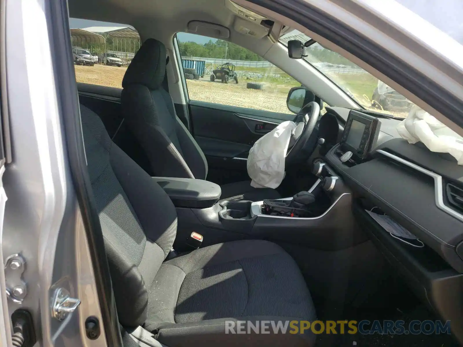 5 Photograph of a damaged car 2T3H1RFV8KW052157 TOYOTA RAV4 2019