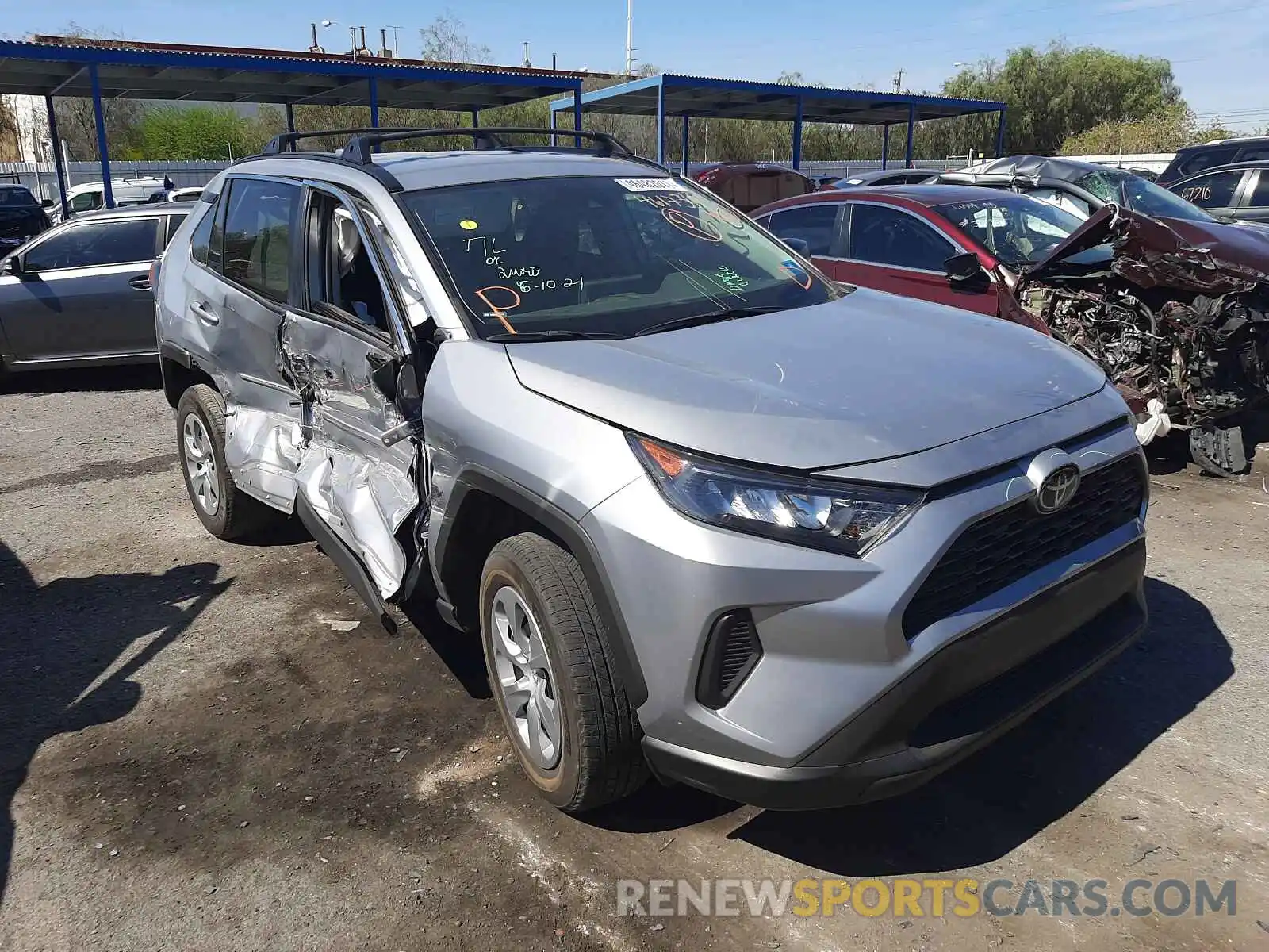 1 Photograph of a damaged car 2T3H1RFV8KW052207 TOYOTA RAV4 2019