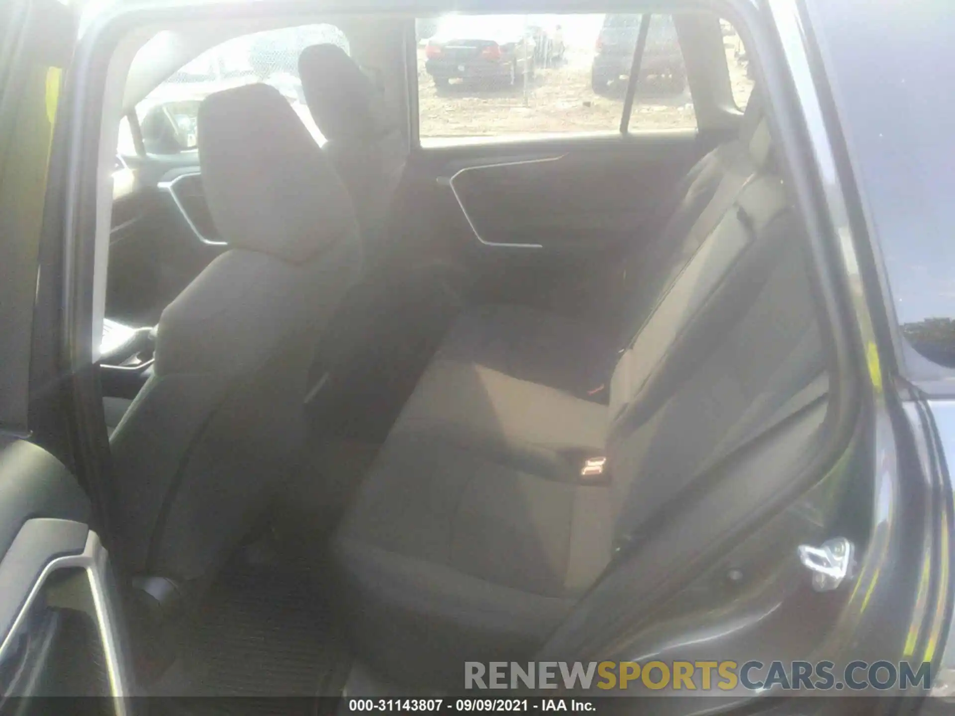 8 Photograph of a damaged car 2T3H1RFV9KW030880 TOYOTA RAV4 2019