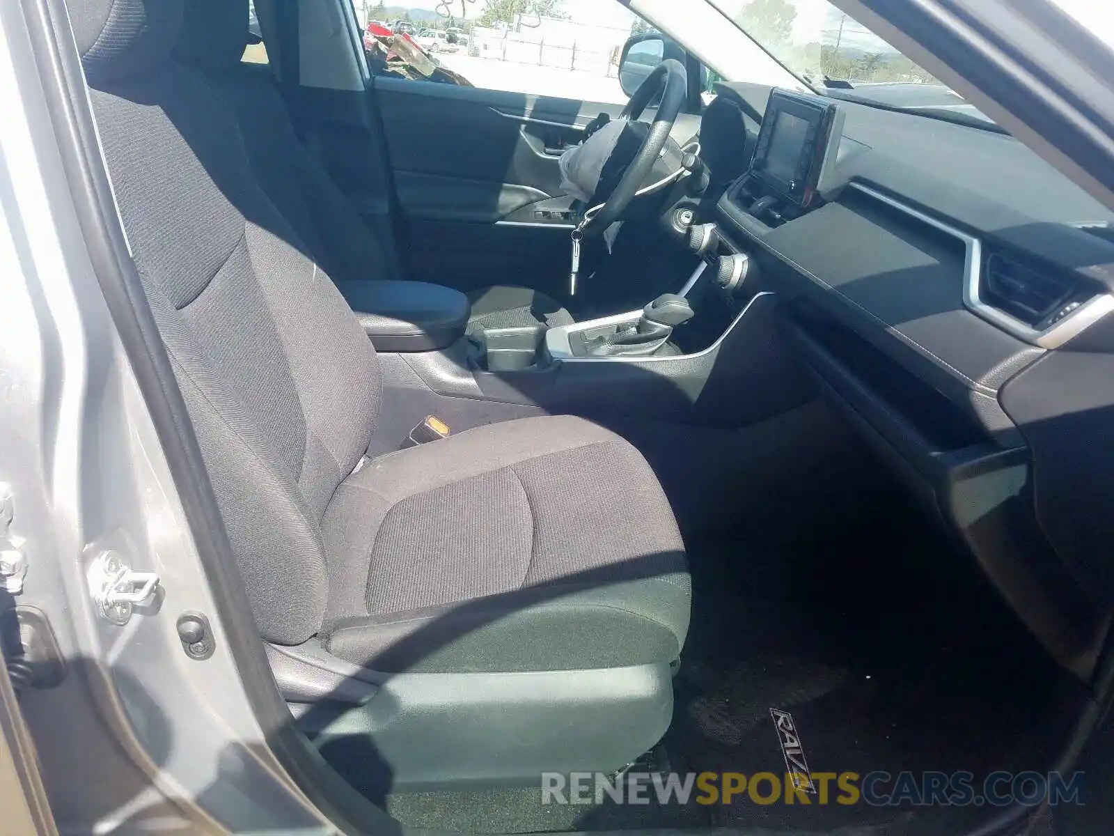 5 Photograph of a damaged car 2T3H1RFV9KW032046 TOYOTA RAV4 2019