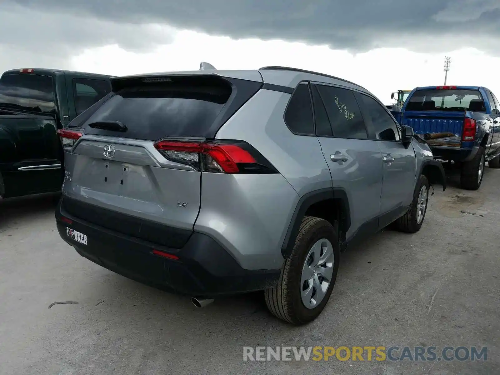 4 Photograph of a damaged car 2T3H1RFV9KW045461 TOYOTA RAV4 2019