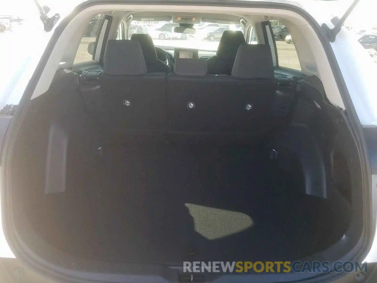 9 Photograph of a damaged car 2T3H1RFV9KW052135 TOYOTA RAV4 2019