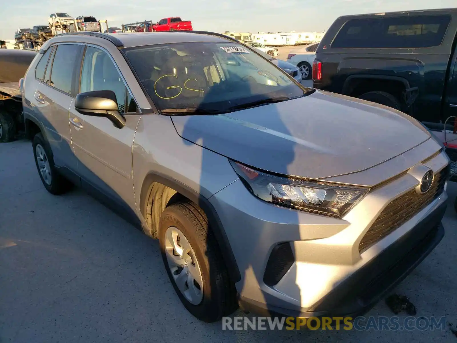 1 Photograph of a damaged car 2T3H1RFVXKW039197 TOYOTA RAV4 2019