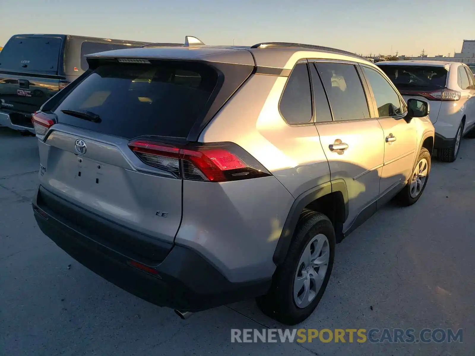 4 Photograph of a damaged car 2T3H1RFVXKW039197 TOYOTA RAV4 2019