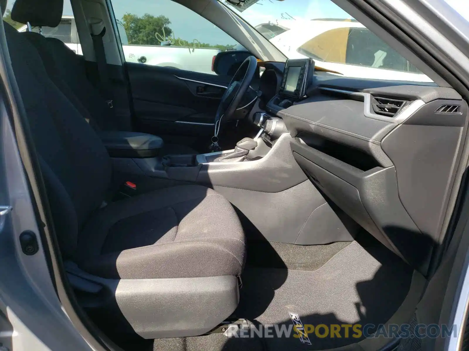 5 Photograph of a damaged car 2T3H1RFVXKW040446 TOYOTA RAV4 2019