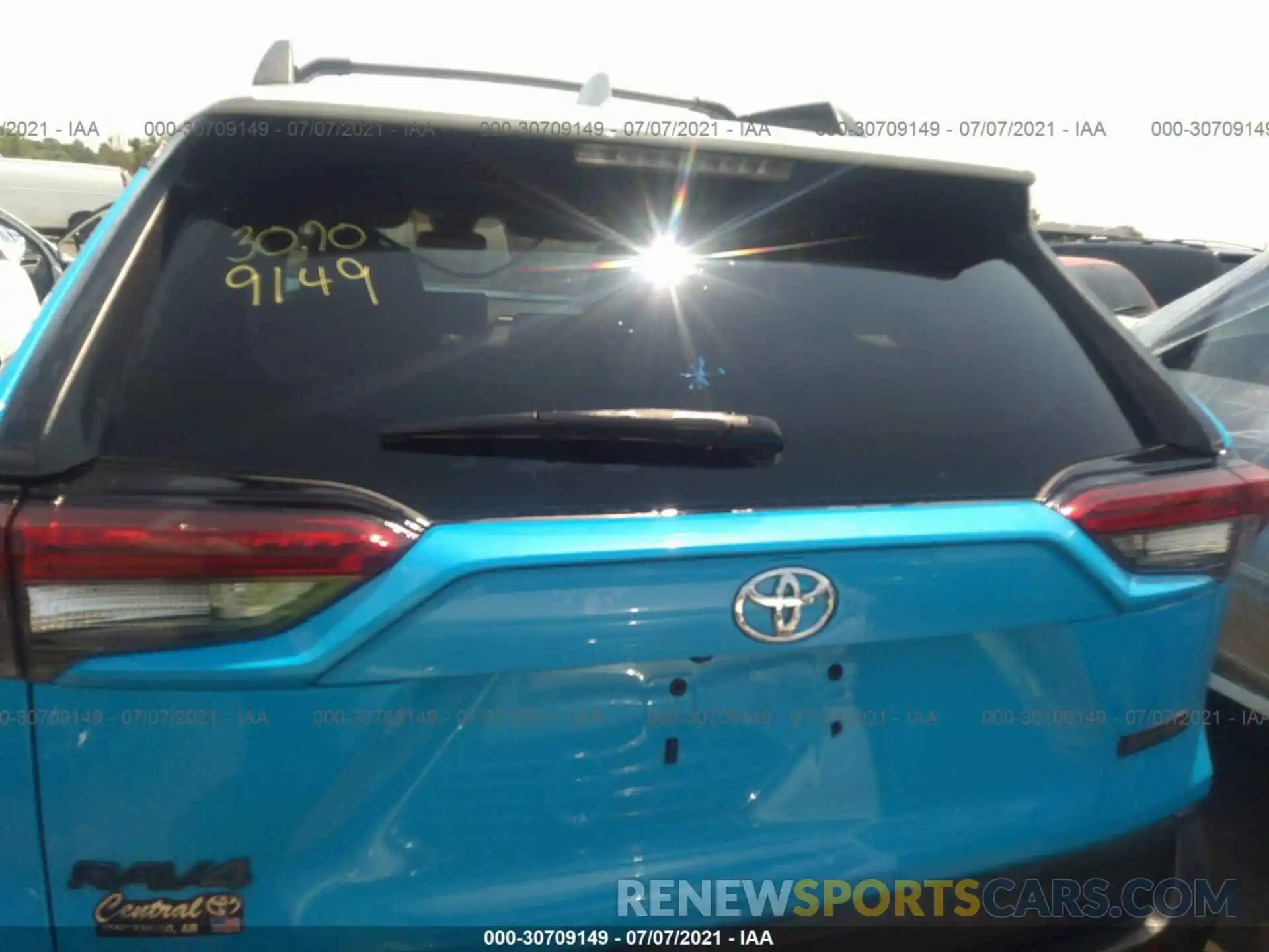 8 Photograph of a damaged car 2T3J1RFV0KW035631 TOYOTA RAV4 2019