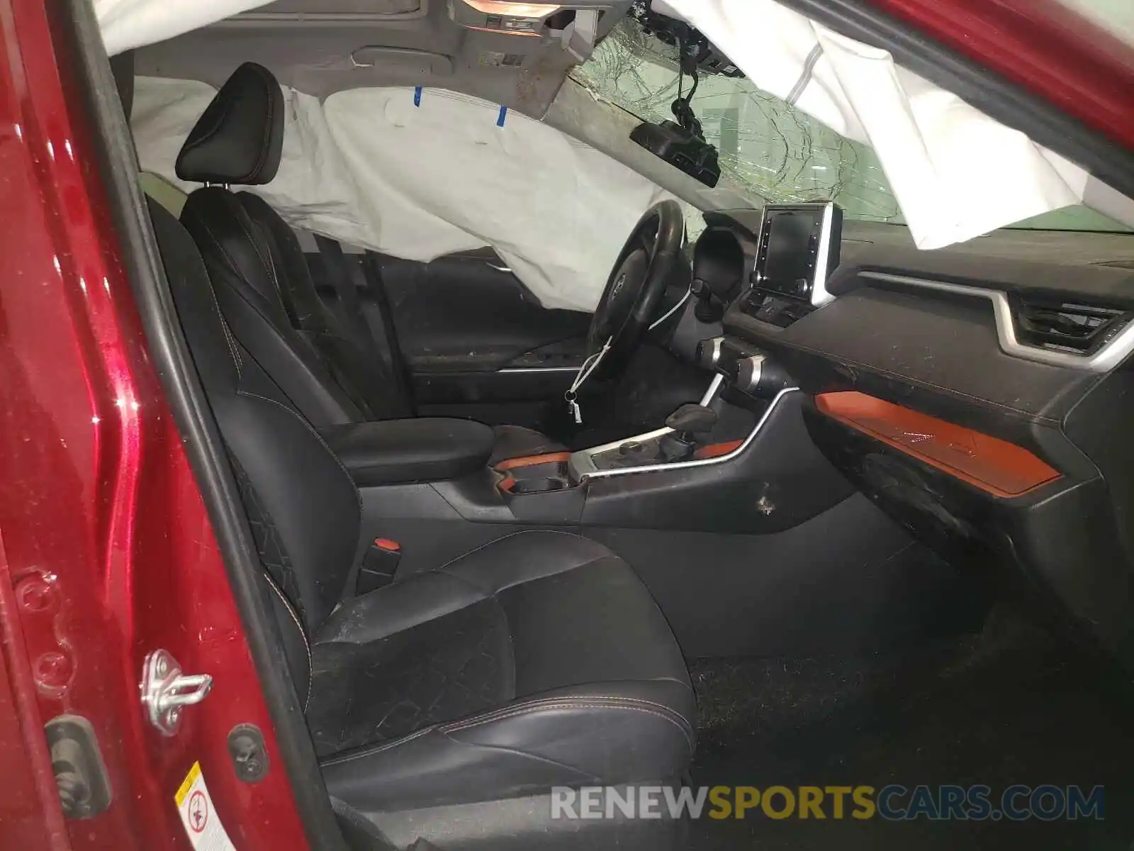 5 Photograph of a damaged car 2T3J1RFV2KW004073 TOYOTA RAV4 2019