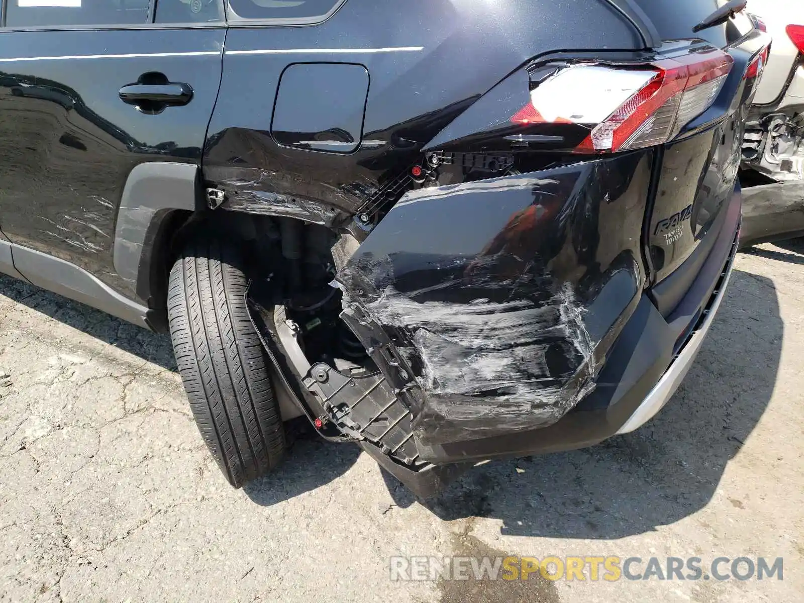 9 Photograph of a damaged car 2T3J1RFV8KC010543 TOYOTA RAV4 2019