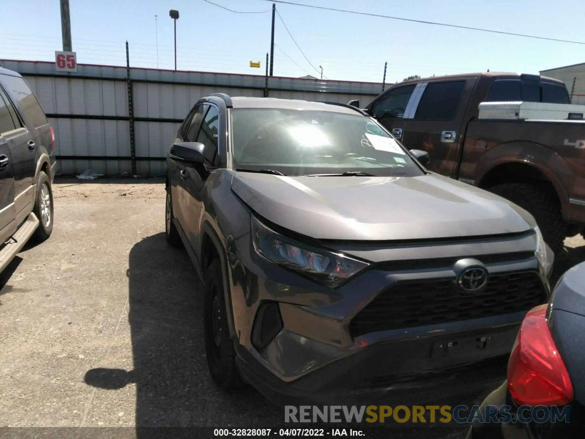 1 Photograph of a damaged car 2T3K1RFV2KW041693 TOYOTA RAV4 2019