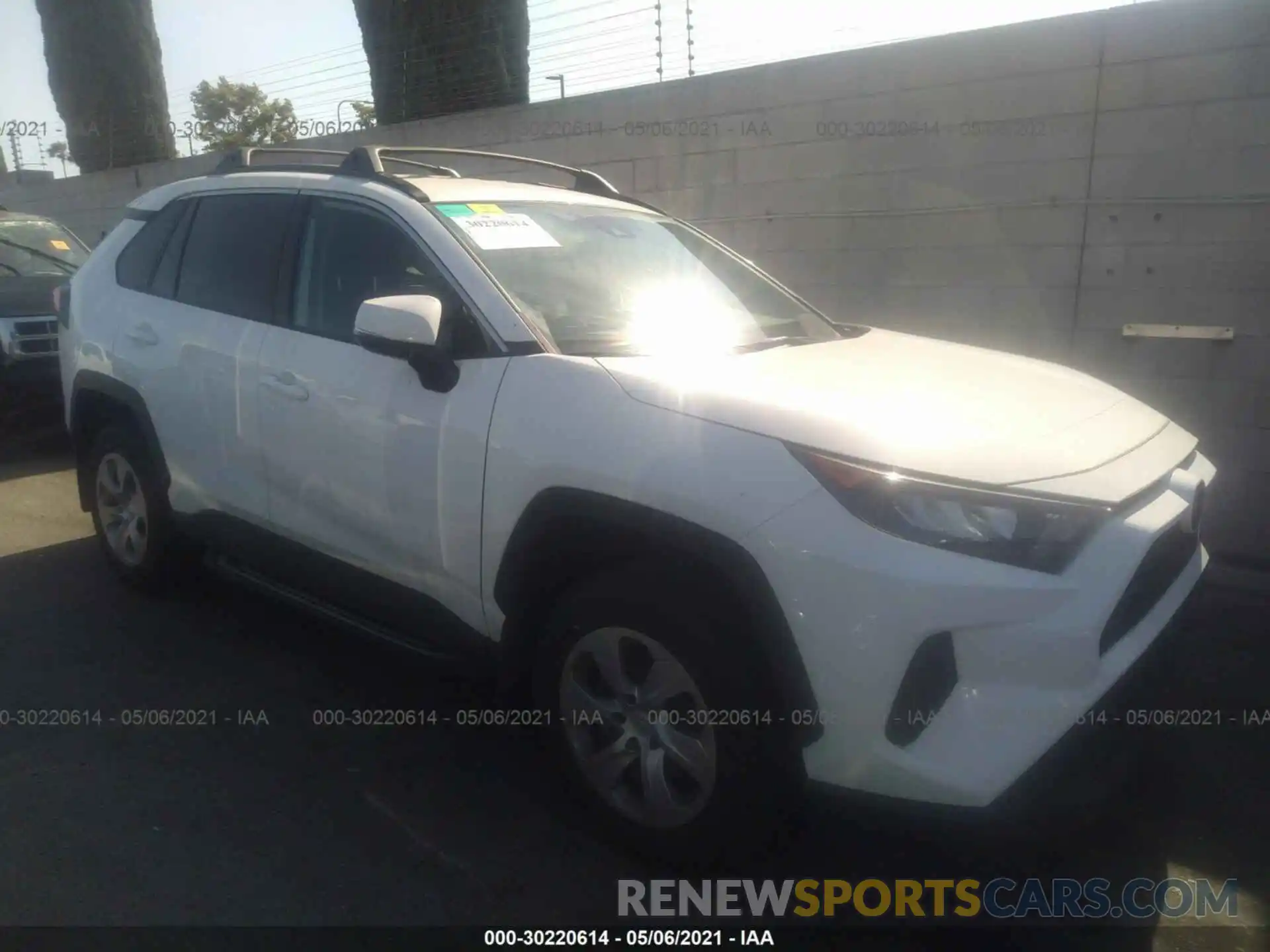 1 Photograph of a damaged car 2T3K1RFV4KC011290 TOYOTA RAV4 2019