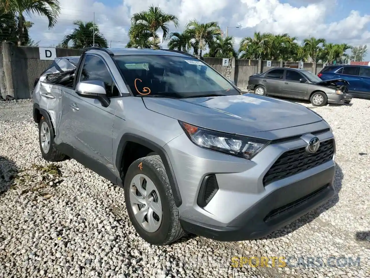 1 Photograph of a damaged car 2T3K1RFV7KW054083 TOYOTA RAV4 2019