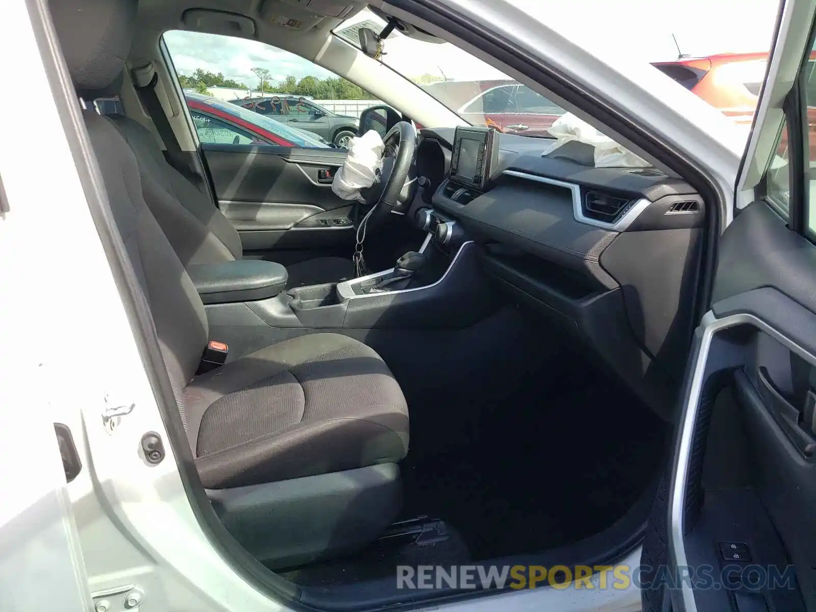 5 Photograph of a damaged car 2T3K1RFV9KC028683 TOYOTA RAV4 2019