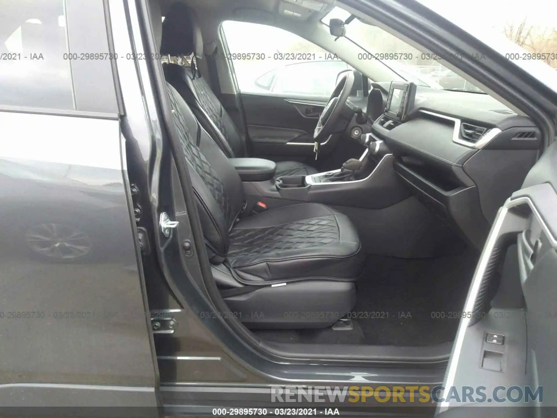 5 Photograph of a damaged car 2T3LWRFV0KW012926 TOYOTA RAV4 2019