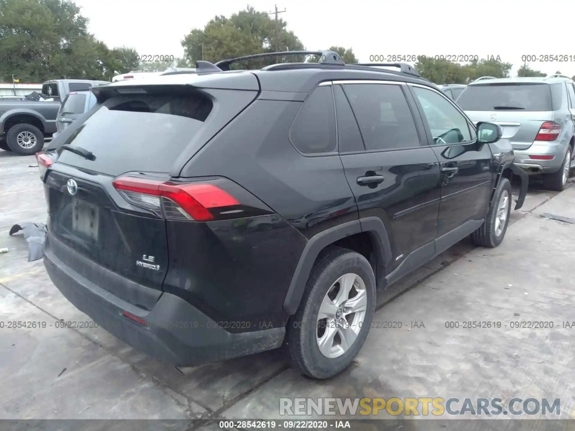 4 Photograph of a damaged car 2T3LWRFV1KW018511 TOYOTA RAV4 2019