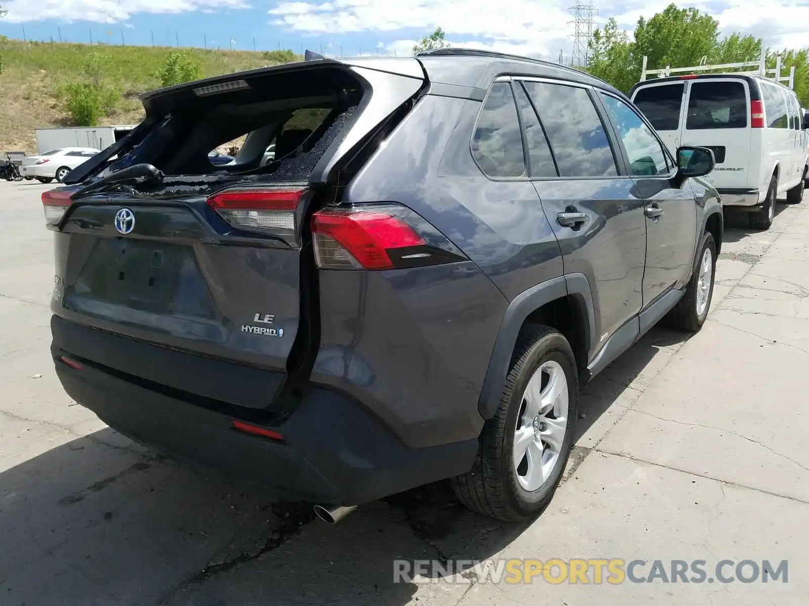 4 Photograph of a damaged car 2T3LWRFV2KW018940 TOYOTA RAV4 2019