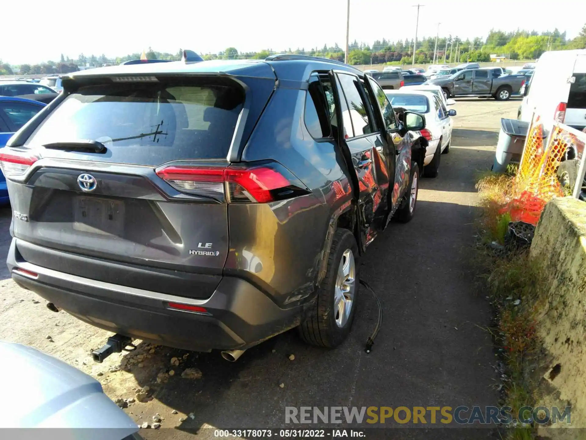 4 Photograph of a damaged car 2T3LWRFV2KW021823 TOYOTA RAV4 2019