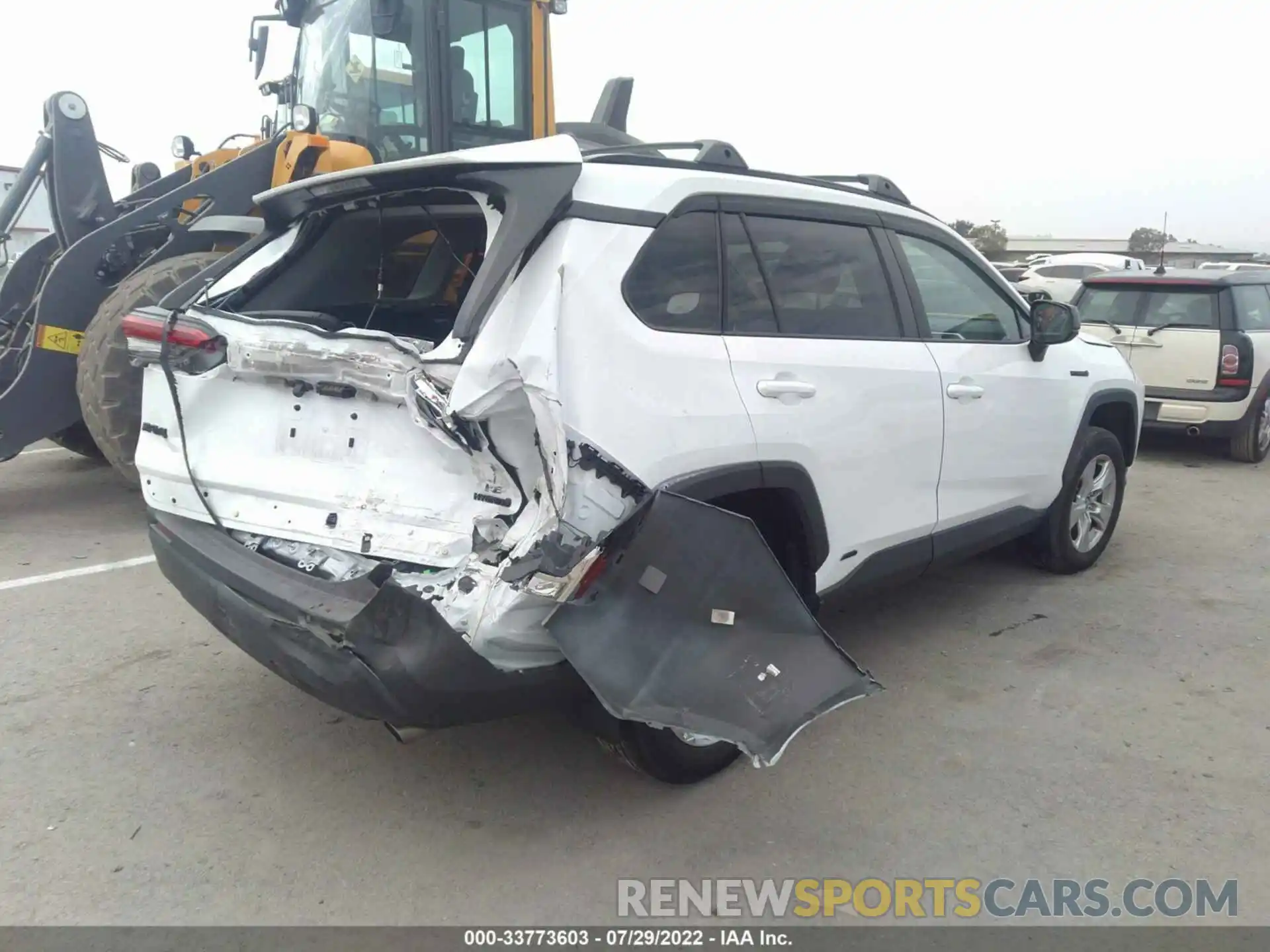 4 Photograph of a damaged car 2T3LWRFV5KW045436 TOYOTA RAV4 2019