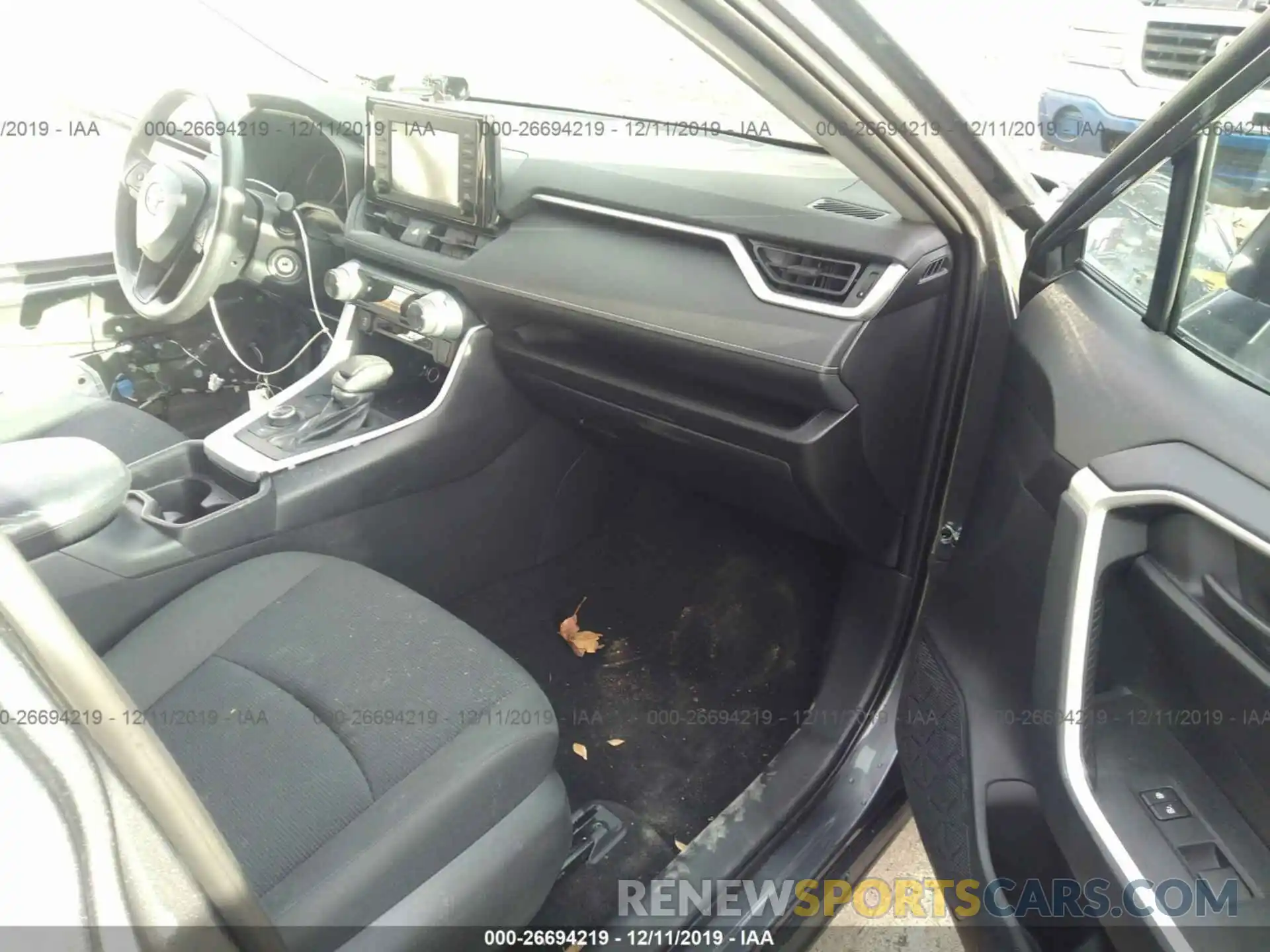 5 Photograph of a damaged car 2T3LWRFV8KW015735 TOYOTA RAV4 2019