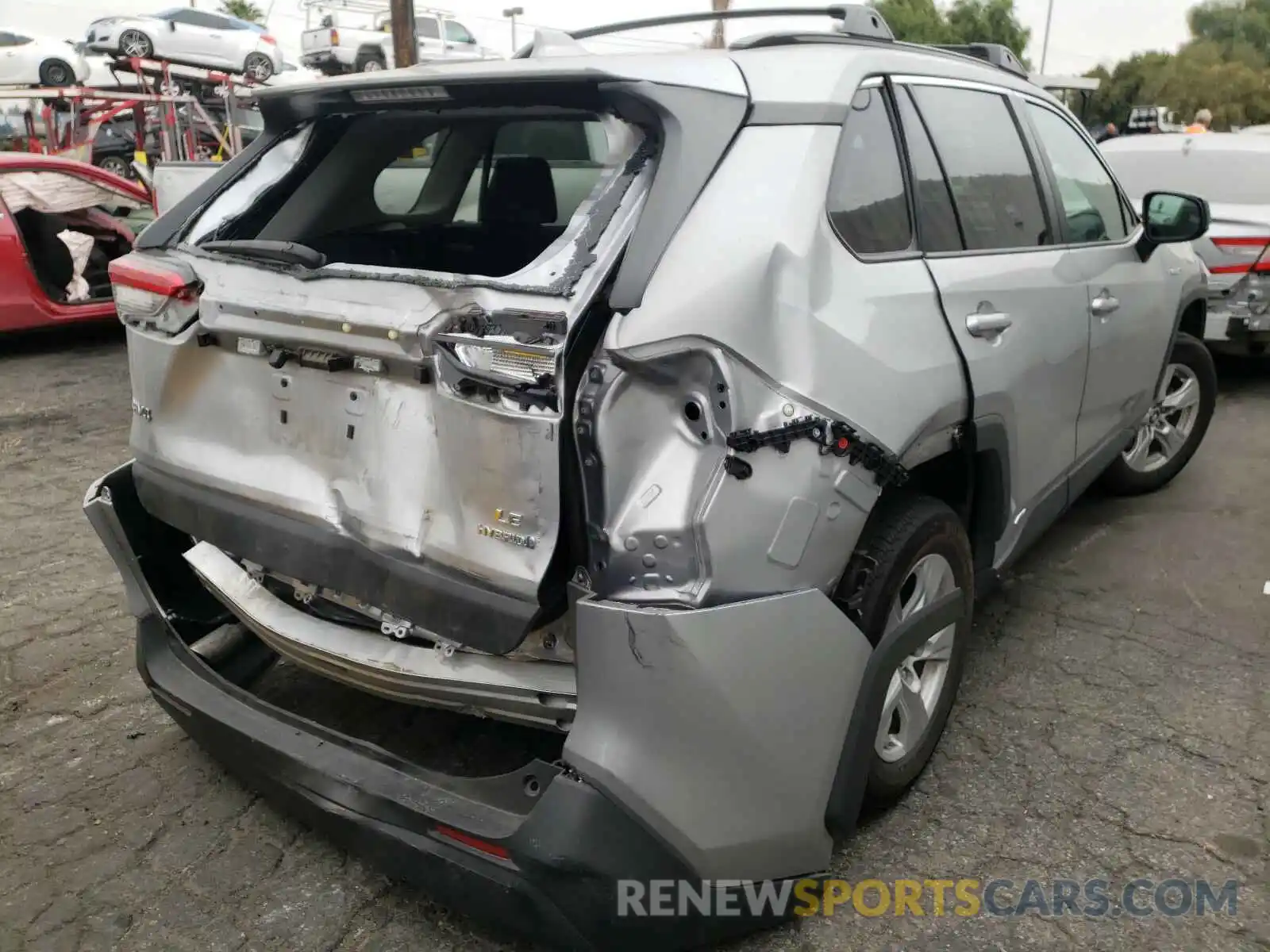 4 Photograph of a damaged car 2T3LWRFV9KW012780 TOYOTA RAV4 2019