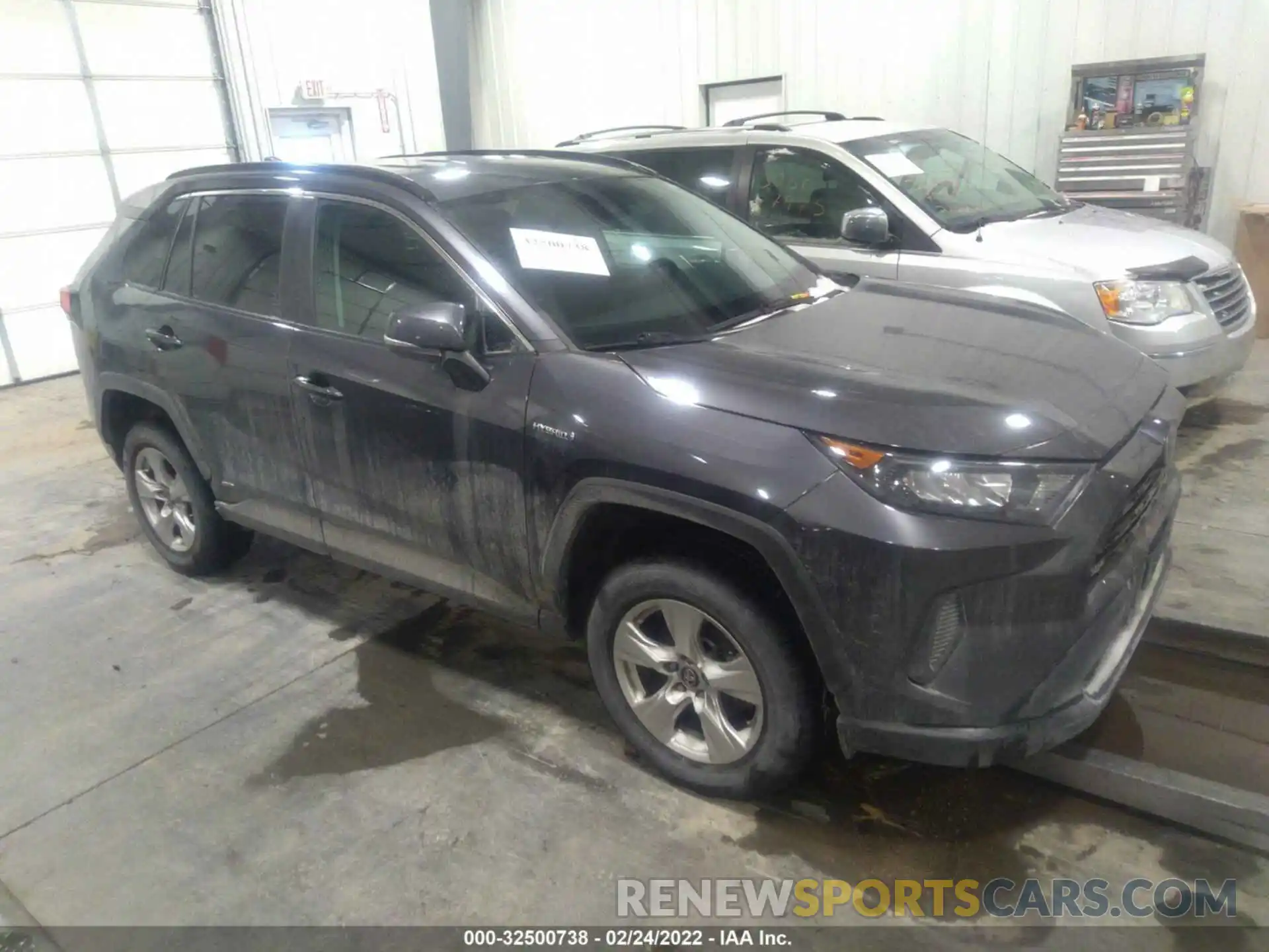 1 Photograph of a damaged car 2T3MWRFV1KW005147 TOYOTA RAV4 2019