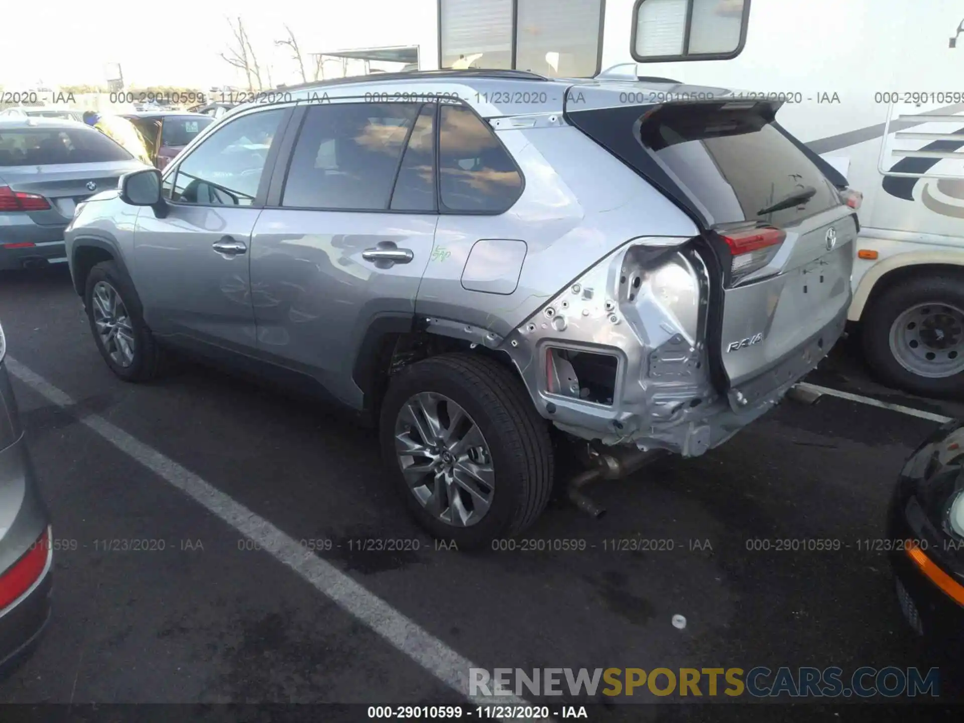 3 Фотография поврежденного автомобиля 2T3N1RFV6KC032025 TOYOTA RAV4 2019