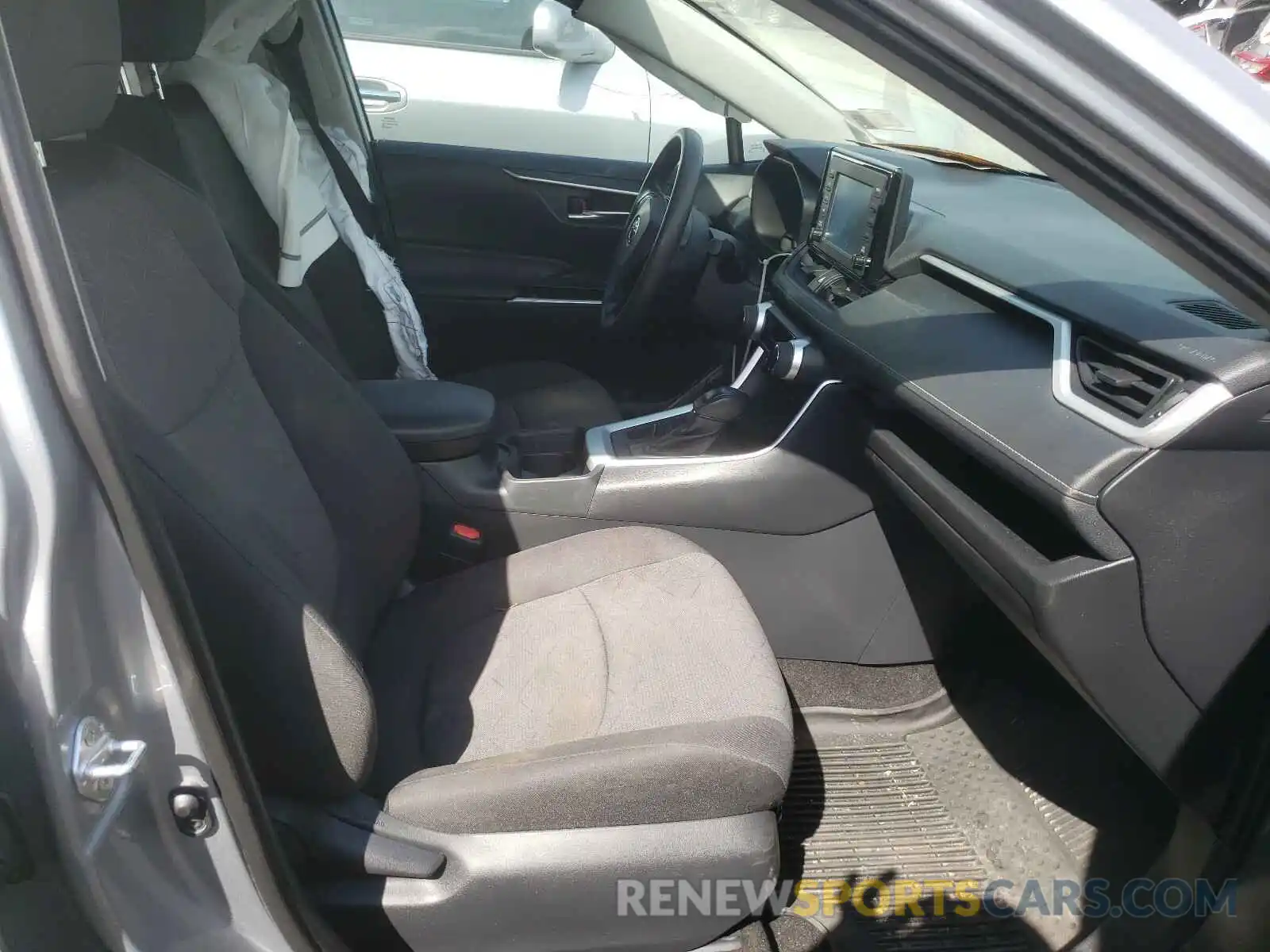 5 Photograph of a damaged car 2T3P1RFV0KC034040 TOYOTA RAV4 2019